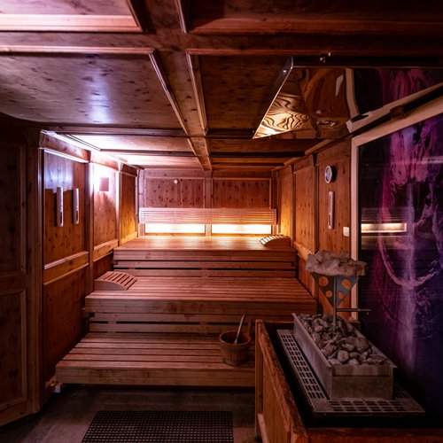 Ihr Wellnesshotel im Bayerischen Wald Gemütliche Stubensauna aus Holz im 4-Sterne-Superior-Wellnesshotel Randsbergerhof in Cham, Bayerischer Wald – traditionelles Saunaerlebnis in der Oberpfalz.