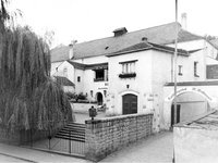 Randsbergerhof | Wellnesshotel im Bayerischen Wald | 4,5 Sterne Außenansicht des historischen Gebäudes des Wellnesshotel Randsbergerhof mit Kino in Cham, Bayerischer Wald – Zeugnis der langen Hotelgeschichte in der Oberpfalz.