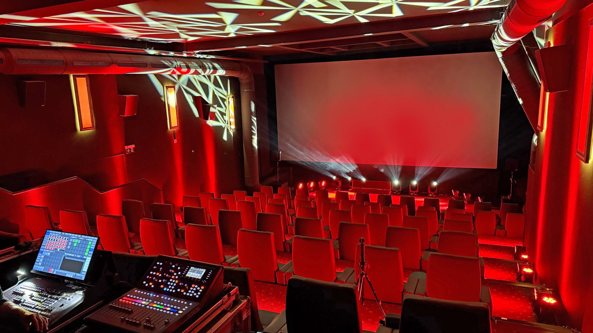Events at our hotel in Cham Kinosaal mit professioneller Licht- und Tontechnik als Eventlocation im Hotel Randsbergerhof in Cham, Bayerischer Wald – exklusive Location für Veranstaltungen, Tagungen und Events in der Oberpfalz.