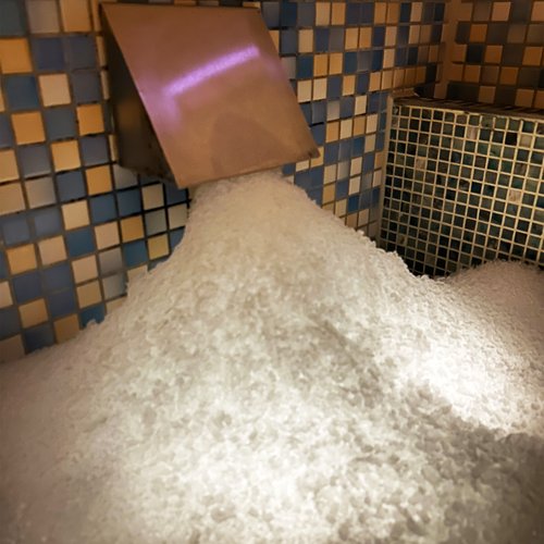 Ihr Wellnesshotel im Bayerischen Wald Eisbrunnen zur Abkühlung nach dem Saunagang im Wellnesshotel Randsbergerhof in Cham, Bayerischer Wald – Erfrischung und Wellness in der Oberpfalz.