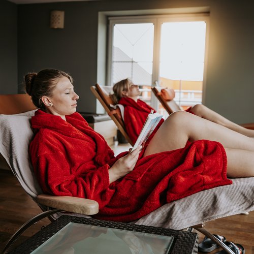 Ihr Wellnesshotel im Bayerischen Wald Ruheraum mit komfortablen Liegen im Wellnesshotel Randsbergerhof in Cham, Bayerischer Wald – Entspannung und Erholung in der Oberpfalz.