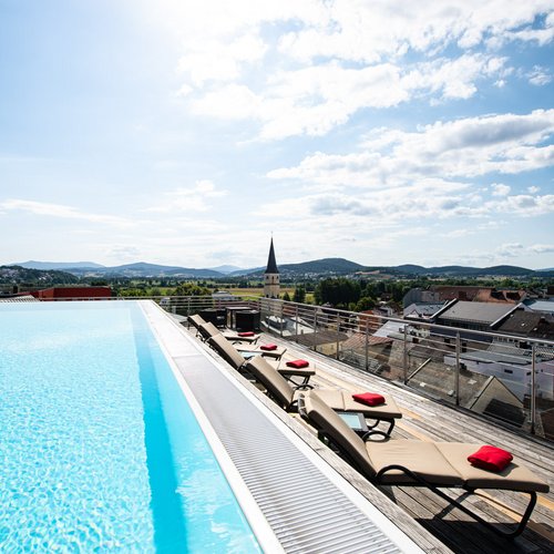 Ihr Wellnesshotel im Bayerischen Wald Skypool im Randsbergerhof Cham – Weitblick über Stadt und Berge im Bayerischen Wald
