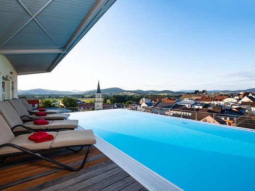 Randsbergerhof | Wellnesshotel im Bayerischen Wald | 4,5 Sterne Skypool mit Sonnenliegen auf der Dachterrasse des 4‑Sterne‑Superior Randsbergerhof in Cham mit Panorama über den Bayerischen Wald