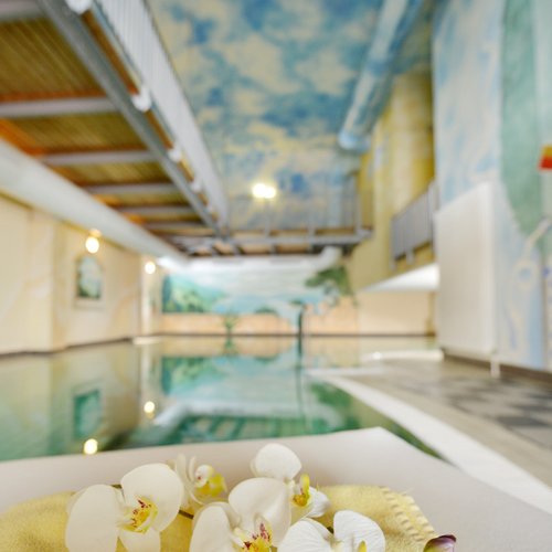Ihr Wellnesshotel im Bayerischen Wald Innenpool mit Liegebereich im Wellnesshotel Randsbergerhof, Oberpfalz