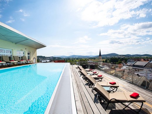 Ihr Wellnesshotel im Bayerischen Wald Sky Pool auf der Dachterrasse des 4‑Sterne‑Superior Randsbergerhof in Cham mit Panorama über den Bayerischen Wald
