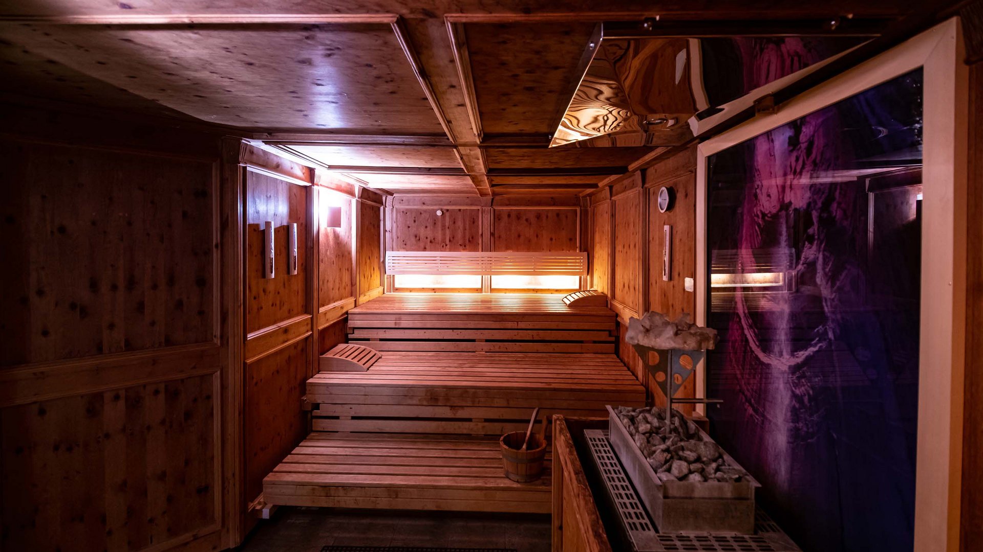 Ihr Wellnesshotel im Bayerischen Wald Gemütliche Stubensauna aus Holz im 4-Sterne-Superior-Wellnesshotel Randsbergerhof in Cham, Bayerischer Wald – traditionelles Saunaerlebnis in der Oberpfalz.