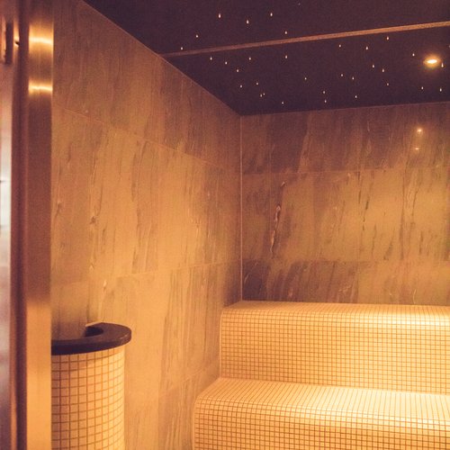 Ihr Wellnesshotel im Bayerischen Wald Modernes Dampfbad mit Sternenhimmel im Wellnesshotel Randsbergerhof in Cham, Bayerischer Wald – wohltuende Entspannung für Körper und Geist in der Oberpfalz.