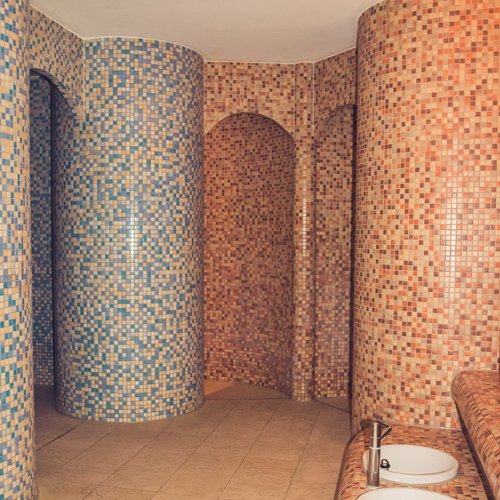 Ihr Wellnesshotel im Bayerischen Wald Regen- und Schwallduschen mit Mosaikfliesen im Wellnessbereich des Wellnesshotel Randsbergerhof in Cham, Bayerischer Wald – erfrischende Duscherlebnisse in der Oberpfalz.